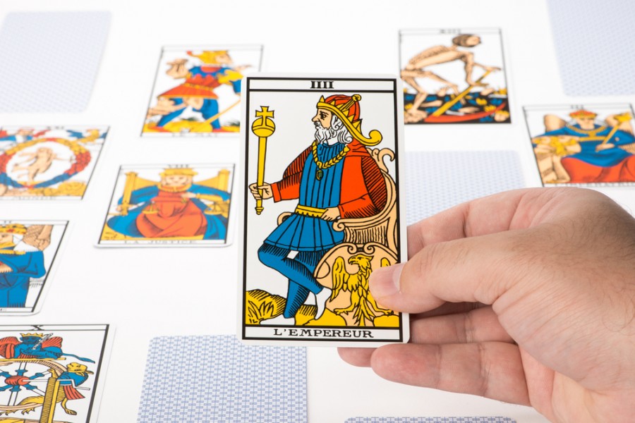 L'interprétation d'une combinaison de l'empereur dans le tarot